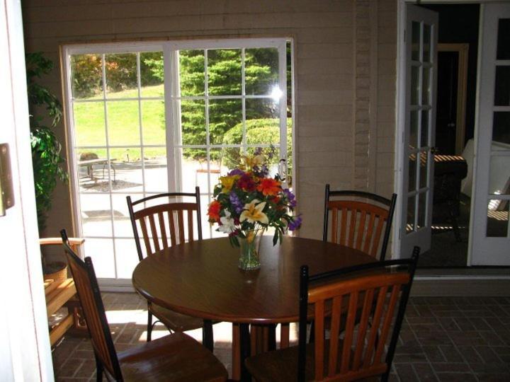 Spruce Hill Inn & Cottages Mansfield Room photo
